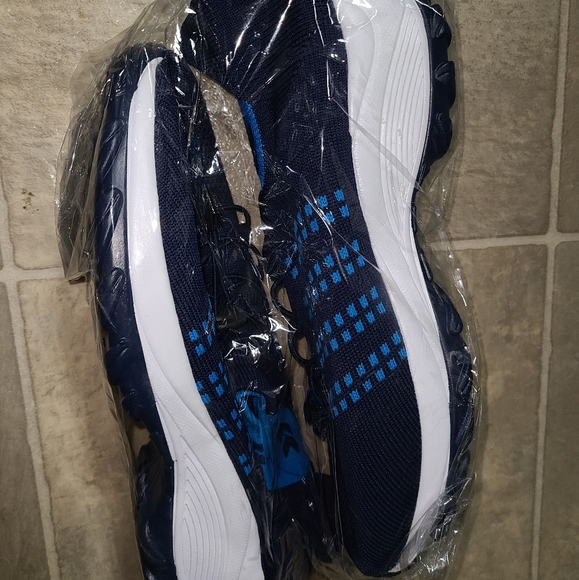 Walking shoes - Picture 3 of 8